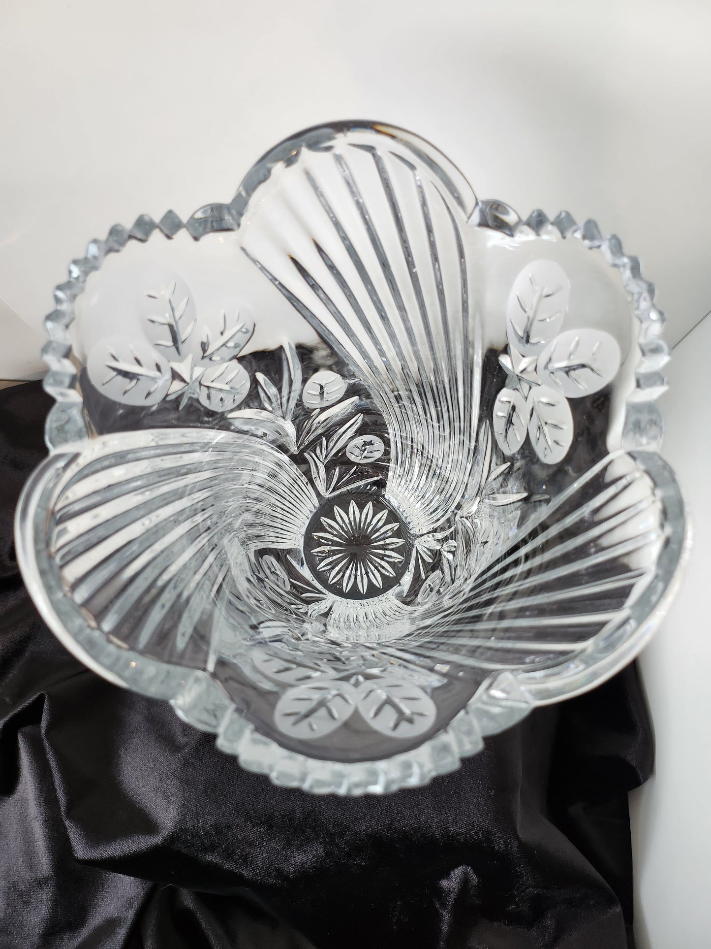 Large Polina Saw-Tooth Edge Crystal Vase