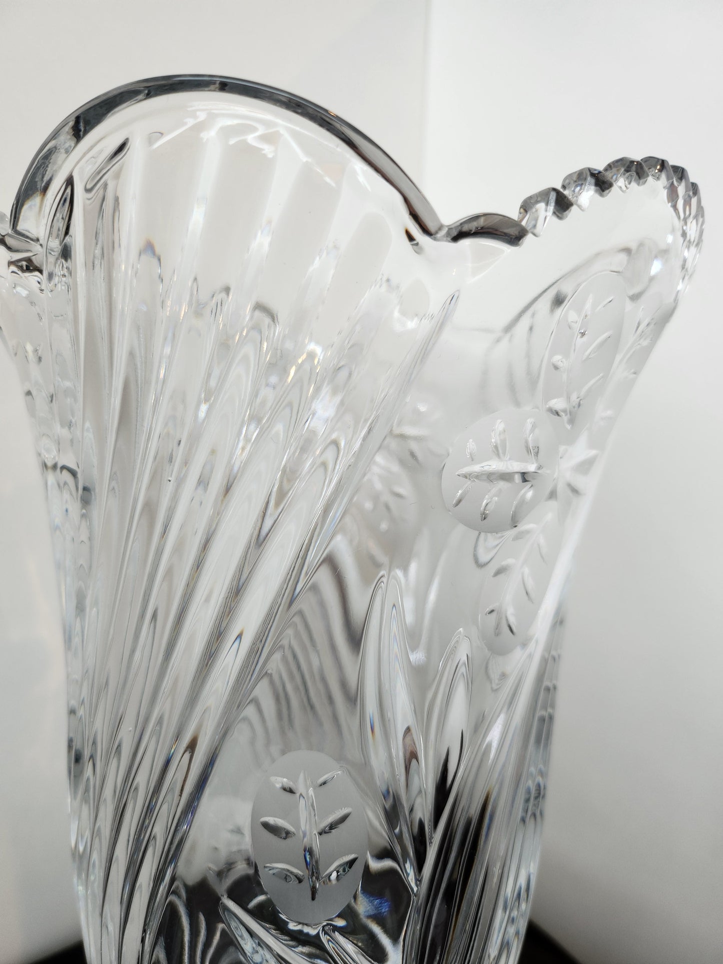 Large Polina Saw-Tooth Edge Crystal Vase