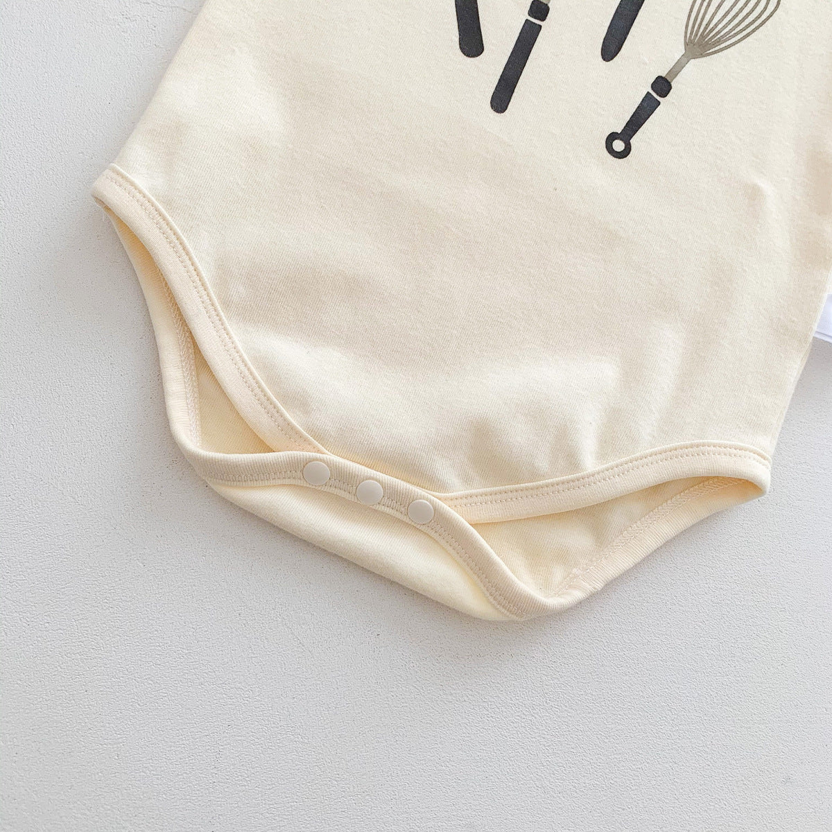 Baby Girls Boys Letters Checked Cartoon Print Rompers Baby Bibs Accessories Hats Wholesale 220518425