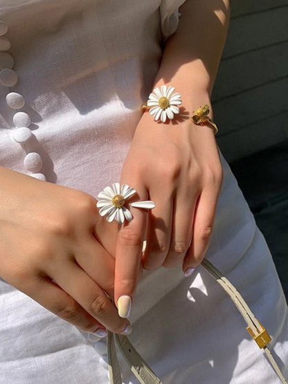 Pretty Petals Daisy Flower Ring