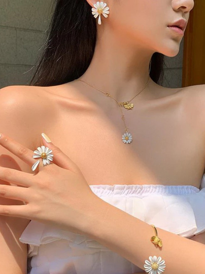 Pretty Petals Daisy Flower Ring