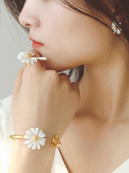 Pretty Petals Daisy Flower Ring