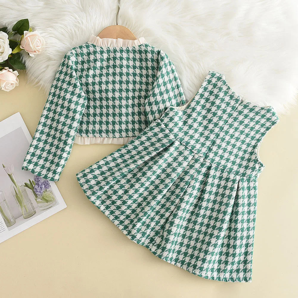 Checkered Pattern Outfit for Girls - Cozy and cute!
