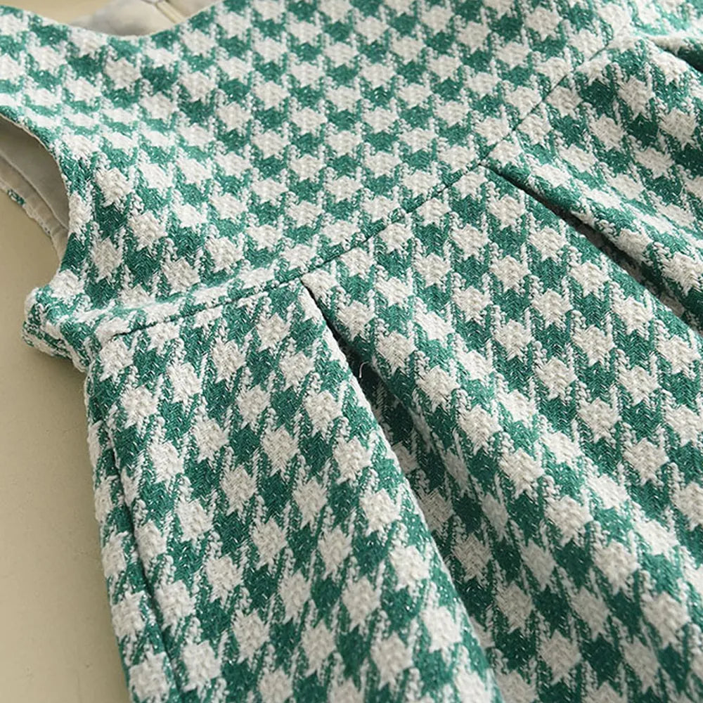 Checkered Pattern Outfit for Girls - Cozy and cute!