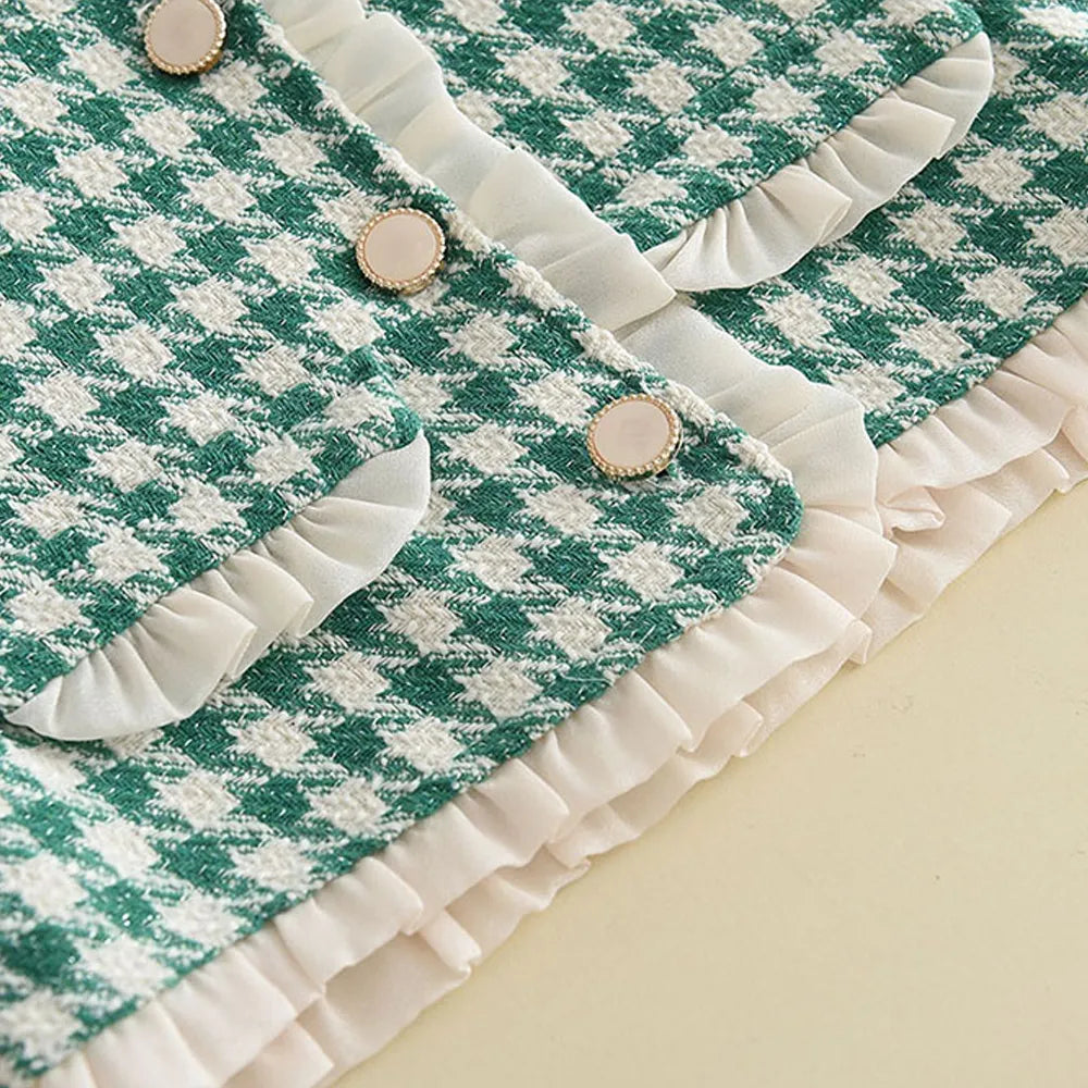 Checkered Pattern Outfit for Girls - Cozy and cute!