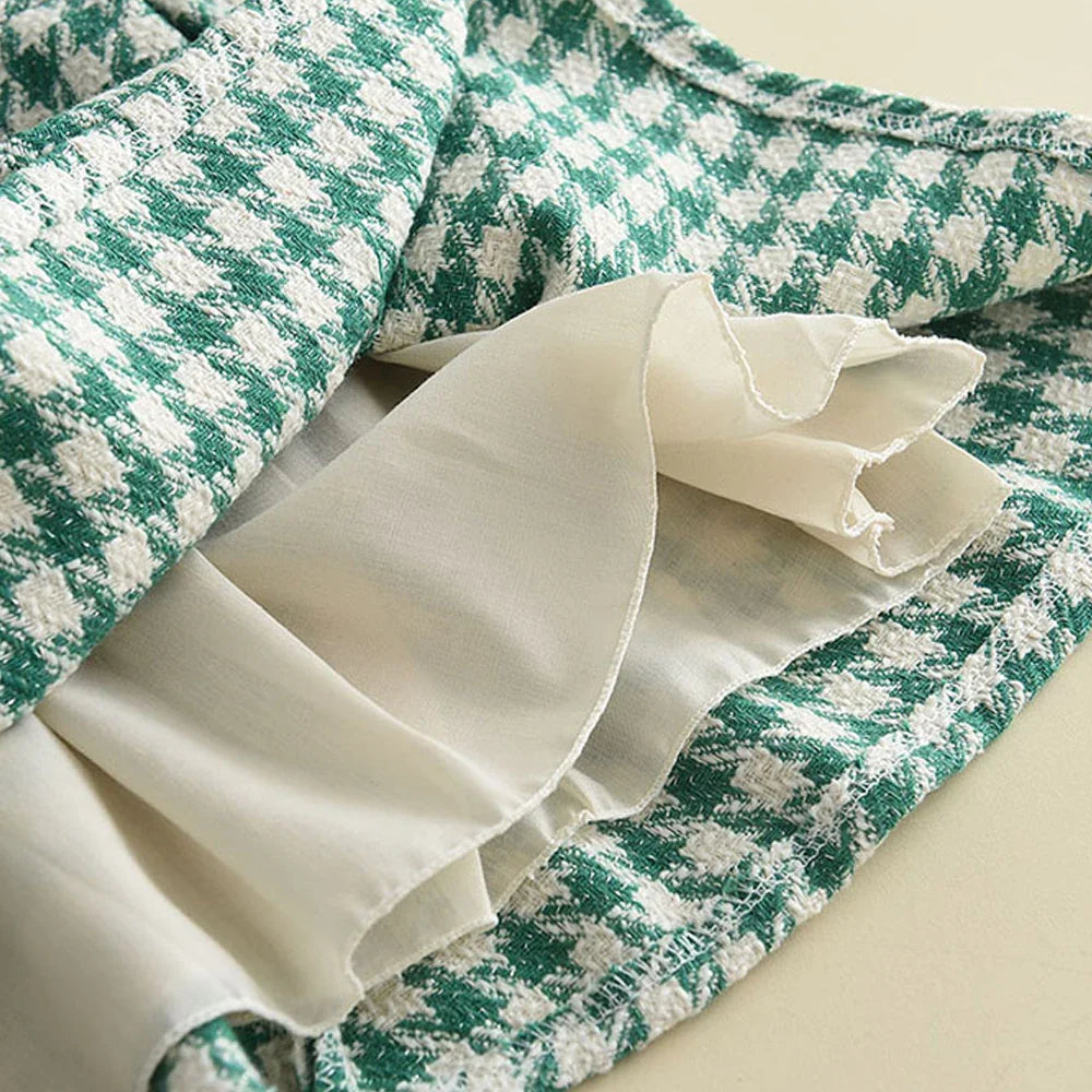 Checkered Pattern Outfit for Girls - Cozy and cute!