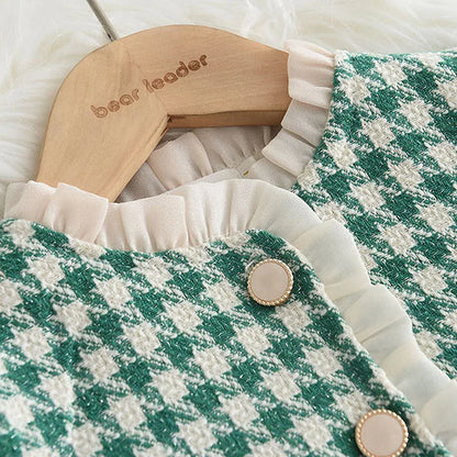 Checkered Pattern Outfit for Girls - Cozy and cute!
